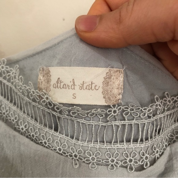 Ruffled sleeves smocked sides lace peak all over size small. - Picture 12 of 14